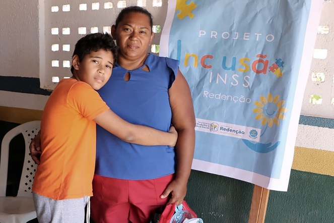 Patrícia Moura Assunção e seu filho João Pedro aproveitaram a ação para antecipar a consulta com a perícia médica.