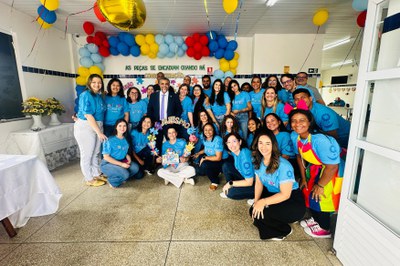 Superintendente posa com equipe de servidores do INSS e apoiadores da ação.