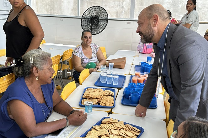 Presidente do INSS interage com organização do evento