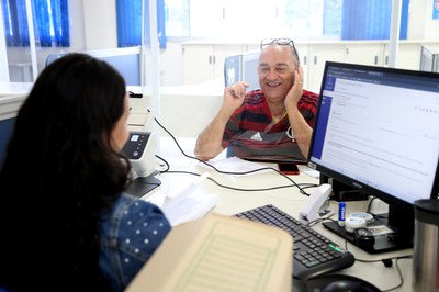 O segurado do INSS, Edinei Gomes Pereira, recebendo atendimento no guichê da APS em Planaltina / DF.