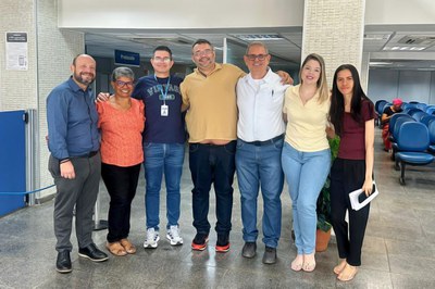 Descrição da imagem: Presidente e servidores do INSS durante mutirão de atendimento em Goiânia (GO). Foto: Ana Paula Ergang/ Ascom INSS.