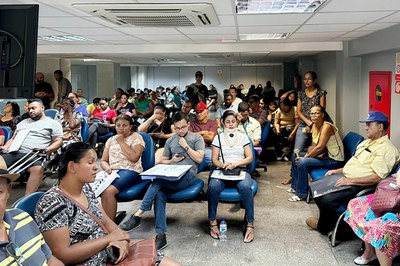 Descrição da imagem: Segurados do INSS aguardam atendimento durante mutirão de atendimento em Goiânia (GO). Foto: Ana Paula Ergang/ Ascom INSS.