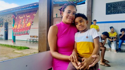 Roberta Catarina levou seu filho, Derick, à Escola Municipal Enock Amaral para atendimento do BPC.