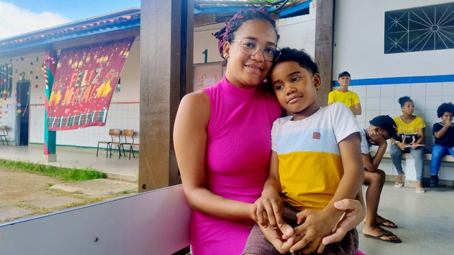 Roberta Catarina levou seu filho, Derick, à Escola Municipal Enock Amaral para atendimento do BPC.