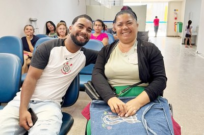Descrição da imagem: Segurada Joelma Mangabeira aguardando atendimento na Agência da Previdência Social. Foto: Maria Tereza Porto Maia.