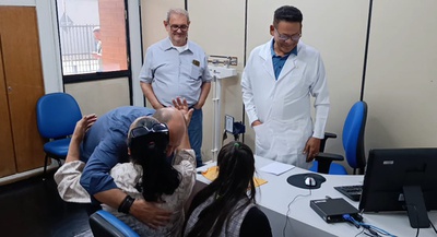 Gilberto Waller cumprimenta Aparecida Maria durante atendimento de perícia médica em que acompanhava a filha.