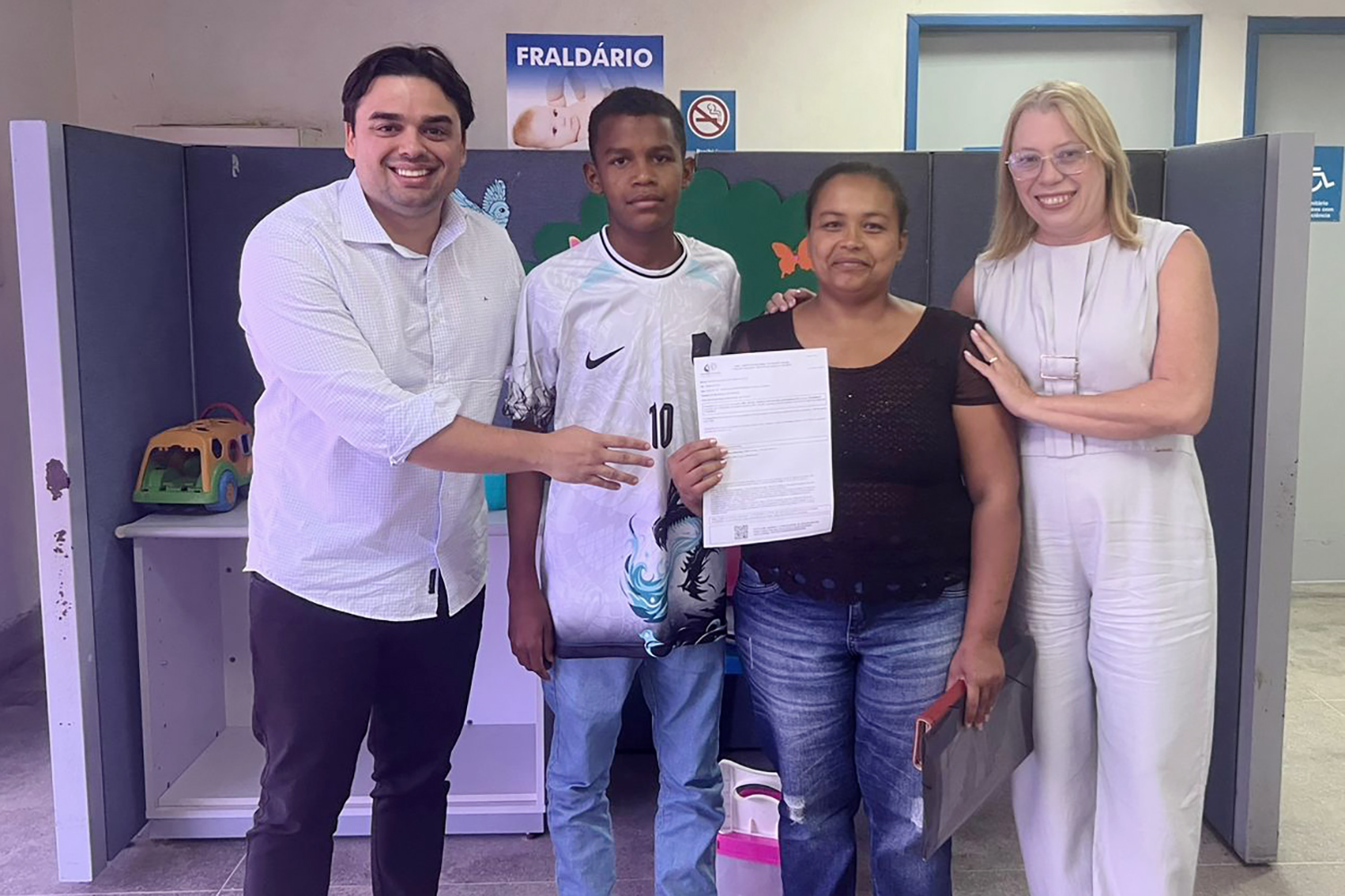 Da esquerda para a direita: o gerente da APS Alagoas Grande, Pedro Azeredo; o jovem Nandyellison com a mãe, Elizângela Silva; e a assistente social Fátima Brasil.