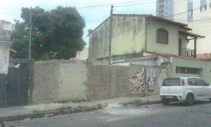 Vista-da-fachada-frontal-do-lote-no-bairro-Sagrada-Família-300x181.jpg