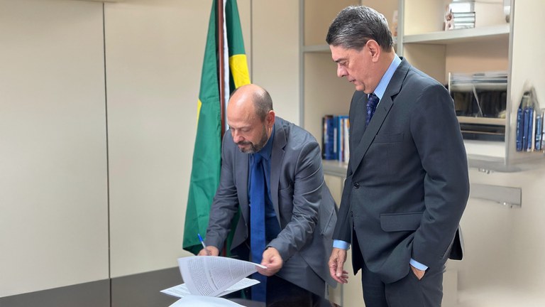 Presidente do INSS, Gilberto Waller Júnior e Secretário Nacional do Consumidor, Wadih Nemer Damous Filho, assinam Acordo de Cooperação Técnica no Ministério da Justiça.jpg