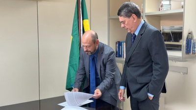 Presidente do INSS, Gilberto Waller Júnior e Secretário Nacional do Consumidor, Wadih Nemer Damous Filho, assinam Acordo de Cooperação Técnica no Ministério da Justiça.jpg