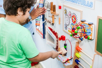 criança em sala multissensorial.jpeg