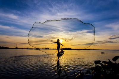 Pescador lança rede.jpg