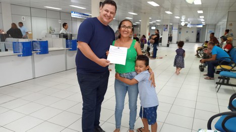 Enzo e a mãe recebem a concessão de servidor do INSS