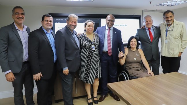 Equipe discute projeto-piloto