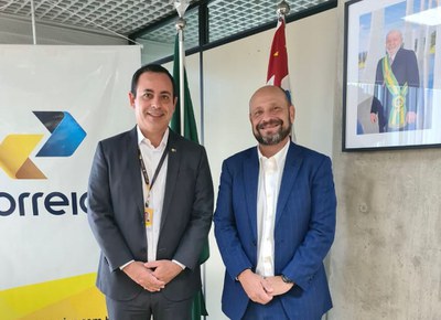 À esquerda, Vinicius Moreno, superintendente dos Correios em SP e, à direita, Gilberto Waller Júnior, presidente do INSS