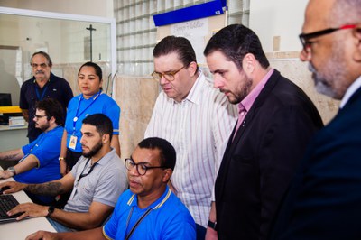 Ao centro, ministro da Previdência, Wolney Queiroz, e à direita, superintendente regional do INSS no Nordeste, Caio Maia Figueiredo