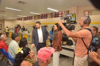 Presidente dos Correios, Fabiano Silva dos Santos, em conversa com os aposentados