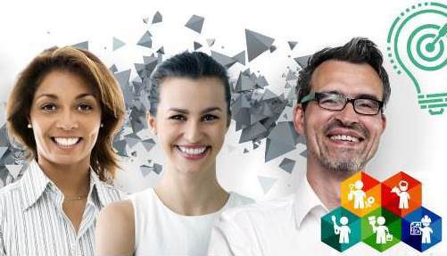 3 pessoas sorrindo 