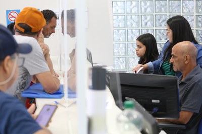 Descrição da imagem: Servidores atendem segurados em Agência da Previdência Social. Foto: Rafael Carvalho.