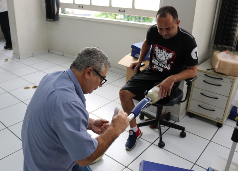 Amarildo ajusta prótese de Junio Tome 