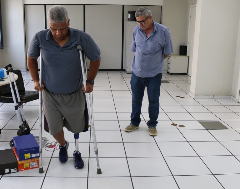 Celio caminha observado pelo representante da empresa