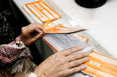 2025_08_06_Mãos de cidadã segurando GPS do INSS_Belo Horizonte_MG_Foto Davi Marinho (1).jpg