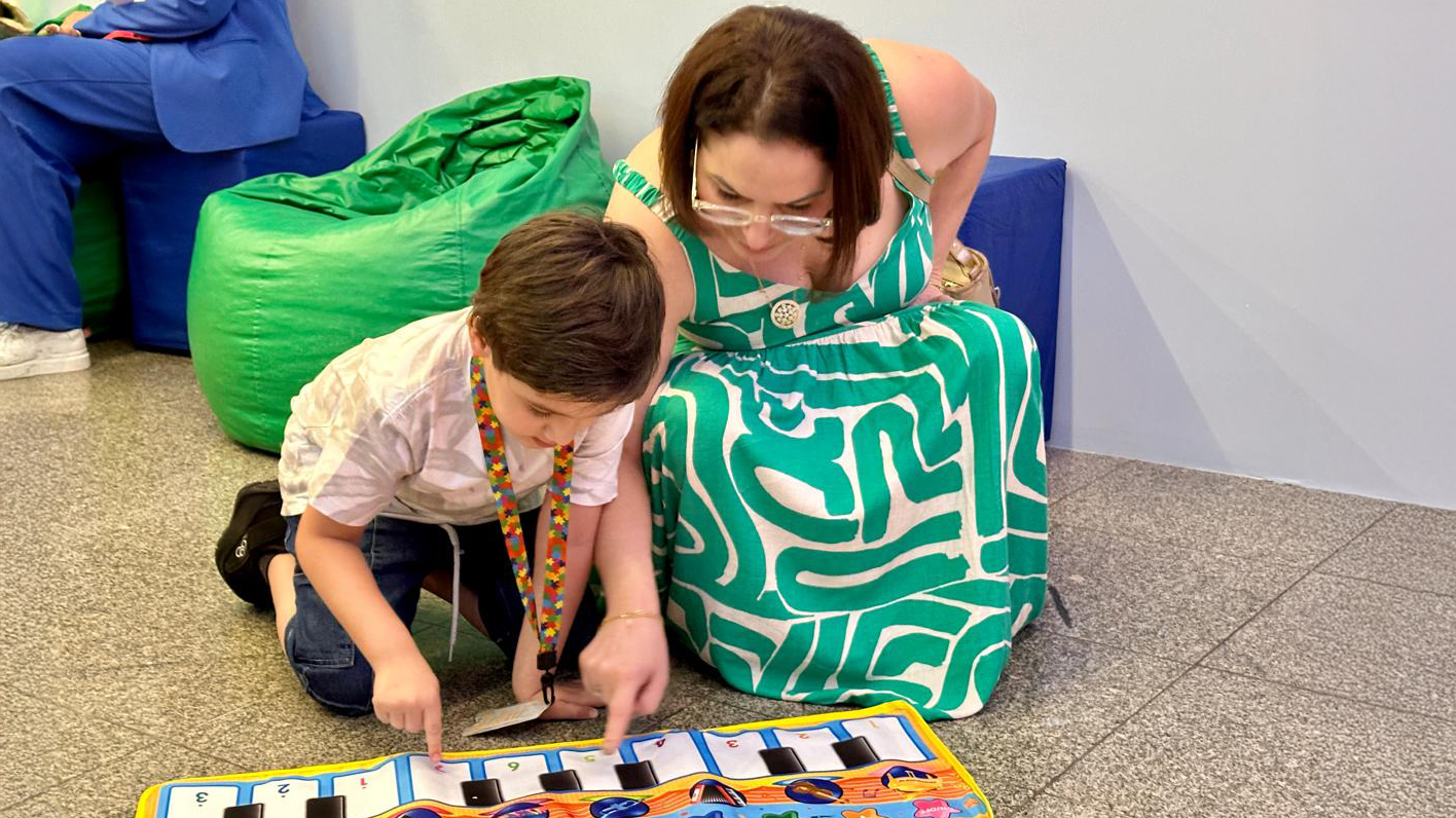 A espera pelo atendimento conta com atividades lúdicas e educativas para as crianças