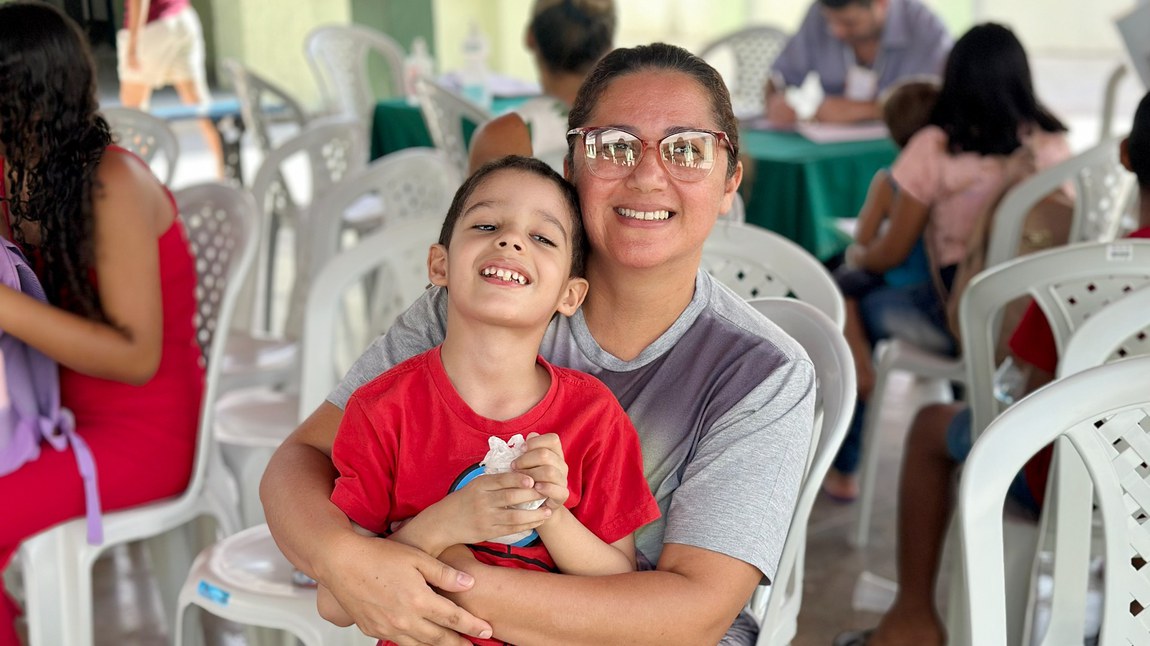 Francisca Reginilde, atendida pela ação em Maranguape (CE), com o filho no colo