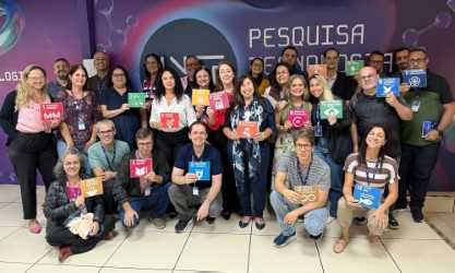 Turma da capacitação posando com seus certificados em mãos