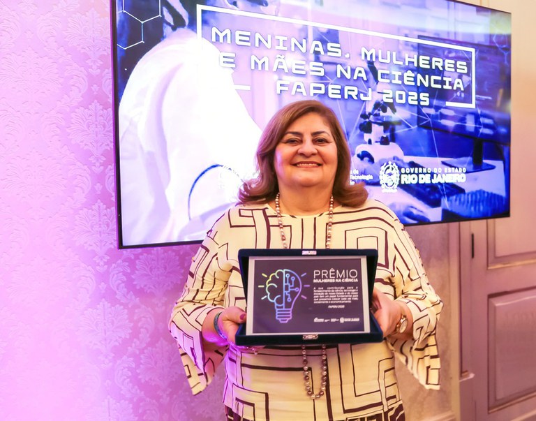 Ieda no Premio Faperj1.jpeg