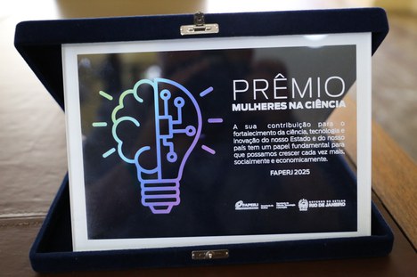 Placa acrílica do Premio Mulheres na Ciencia.jpeg