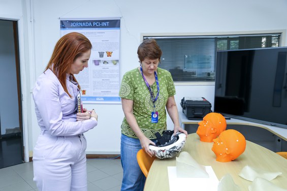 Visita de Juliana Daguano ao INT 04.jpeg