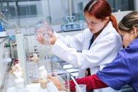 Programa Futuras Cientistas 2026: conheça os 5 projetos aprovados para a Imersão Científica