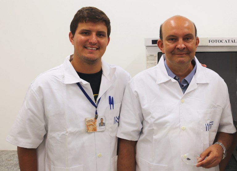 2020-01-23_lacat-fotocatálise-grafeno_foto-vinicius-kabarite_ArthurGaspar