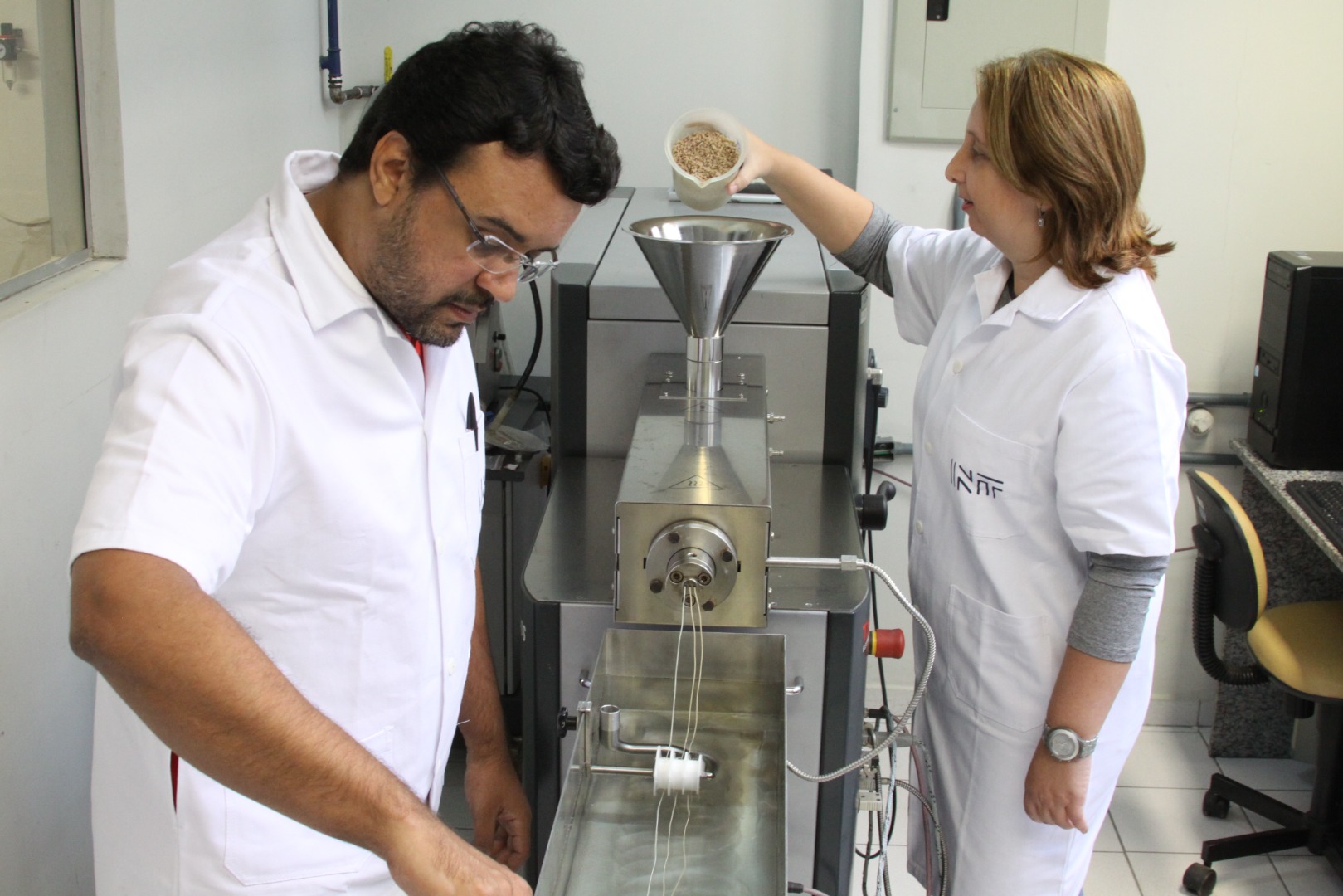 1a_INT 100 ANOS_BOX_Bioeconomia_2-2014_inovativaPlasticoBiodegradavel_marcia-marcelo_foto_tais_salazar.JPG