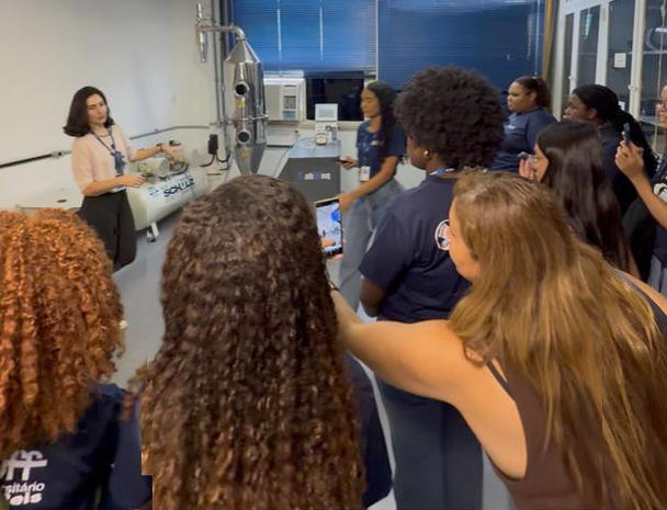 Alunas do MMC Coluni-UFF visitam INT com foco no protagonismo feminino na Ciência