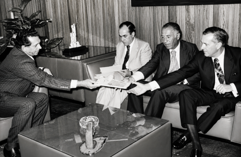1. César Cals, ministro das Minas e Energia, recebe visita do almirante argentino Castro Madera, presidente da Comissão Nacional de Energia Atômica da Argentina, em Brasília, DF, em 28 de janeiro de 1980. Acervo: Arquivo Nacional do Brasil/Fundo Agência Nacional Brasil/BR RJANRIO EH.0.FOT, EVE.14712.