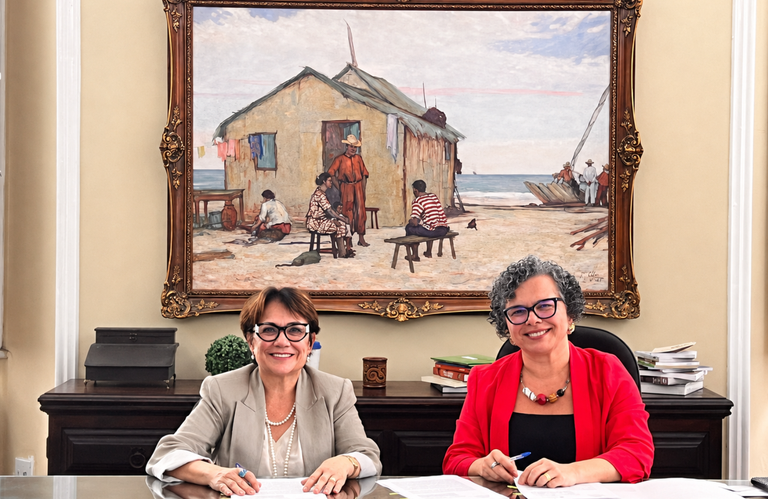 A diretora-superintendente do Instituto de Pesquisas Energéticas e Nucleares (IPEN), Isolda Costa, e a vice-reitora da Universidade Federal do Ceará (UFC), Diana Cristina Silva de Azevedo, na assinatura do Acordo de Cooperação Acadêmica e Técnico-Científica na área de Materiais, especificamente Corrosão, e Divulgação Científica