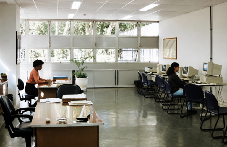 Biblioteca Terezine Arantes Ferraz em 1998 com terminais de computadores disponíveis aos pesquisadores