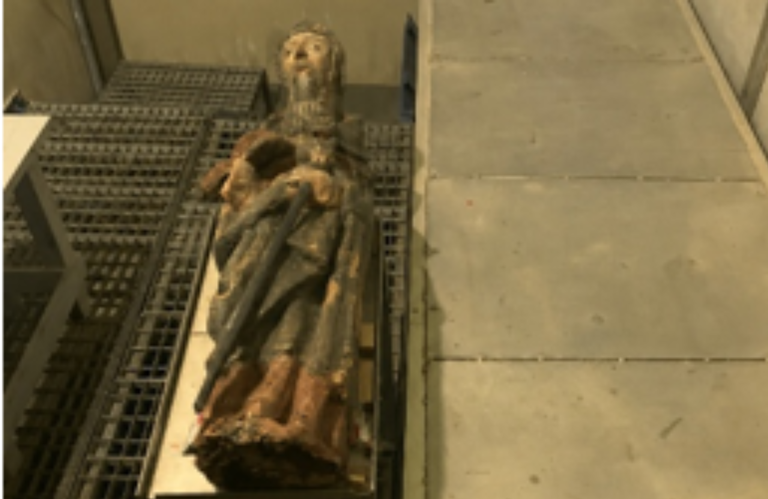 Escultura de São Jerônimo sendo preparada para receber aplicação de radiação gama no Irradiador Multipropósito Cobalto-60, do IPEN