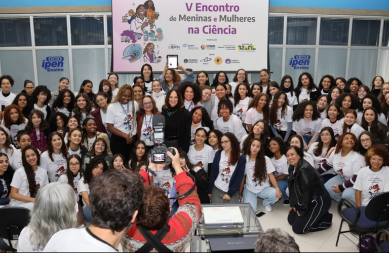 Grupo dos participantes do V Encontro de Meninas e Mulheres na Ciência, realizado no IPEN em maio de 2026