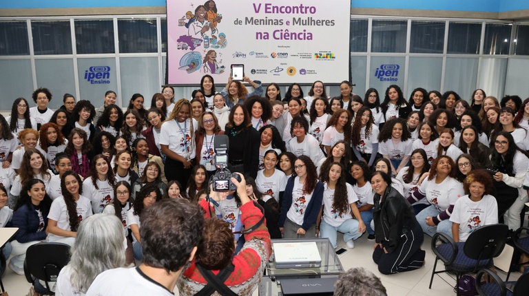 13.Grupo de participantes, palestrantes e monitores do evento.jpg