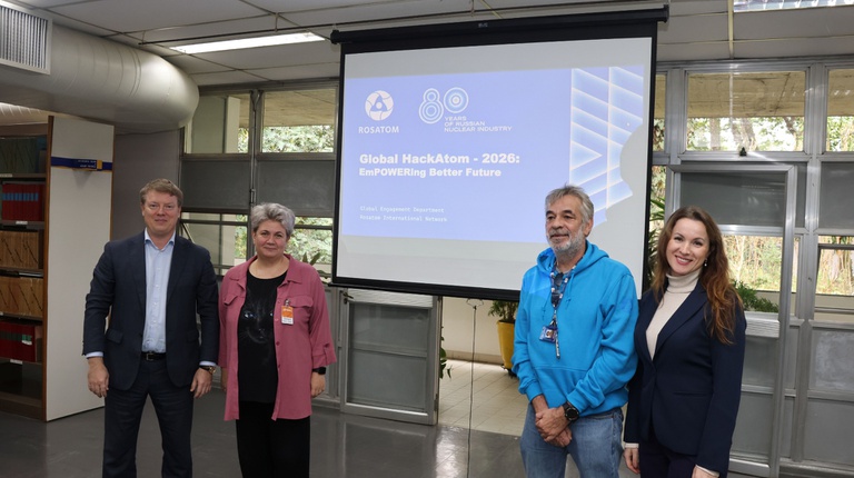6.Dmitry Samokhin, Tatiana Melnikova, Patrick Spencer (IPEN) e Olga Reis.JPG