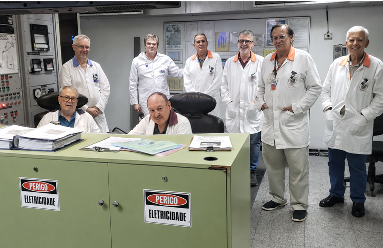 Novos operadores do reator IPEN/IEA-R1: grupo de profissionais do IPEN e da Marinha do Brasil aprovados para operar o reator de pesquisa