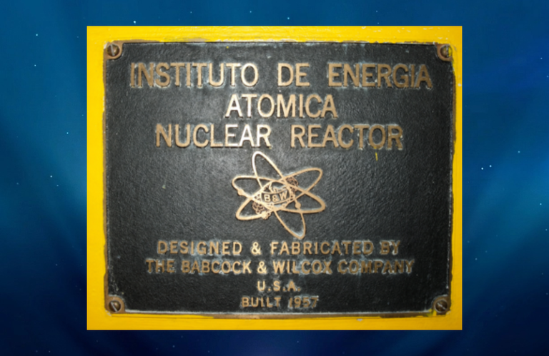 Placa de inauguração do Reator Nuclear IEA, localizada na parede da blindagem biológica próximo da saída da coluna térmica