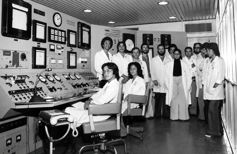 Primeira mesa de operação do reator IEA-R1, em fotografia institucional de 1976 | Fonte: Arquivo SECOI/IPEN.