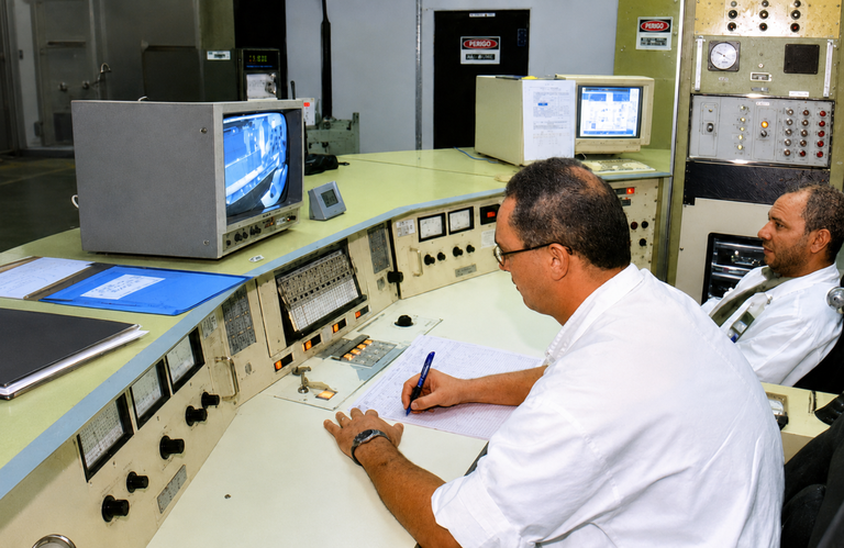 Sala de controle do reator IEA-R1 em 2007 | Fonte: Arquivo SECOI/IPEN. Foto: Marcello Vitorino