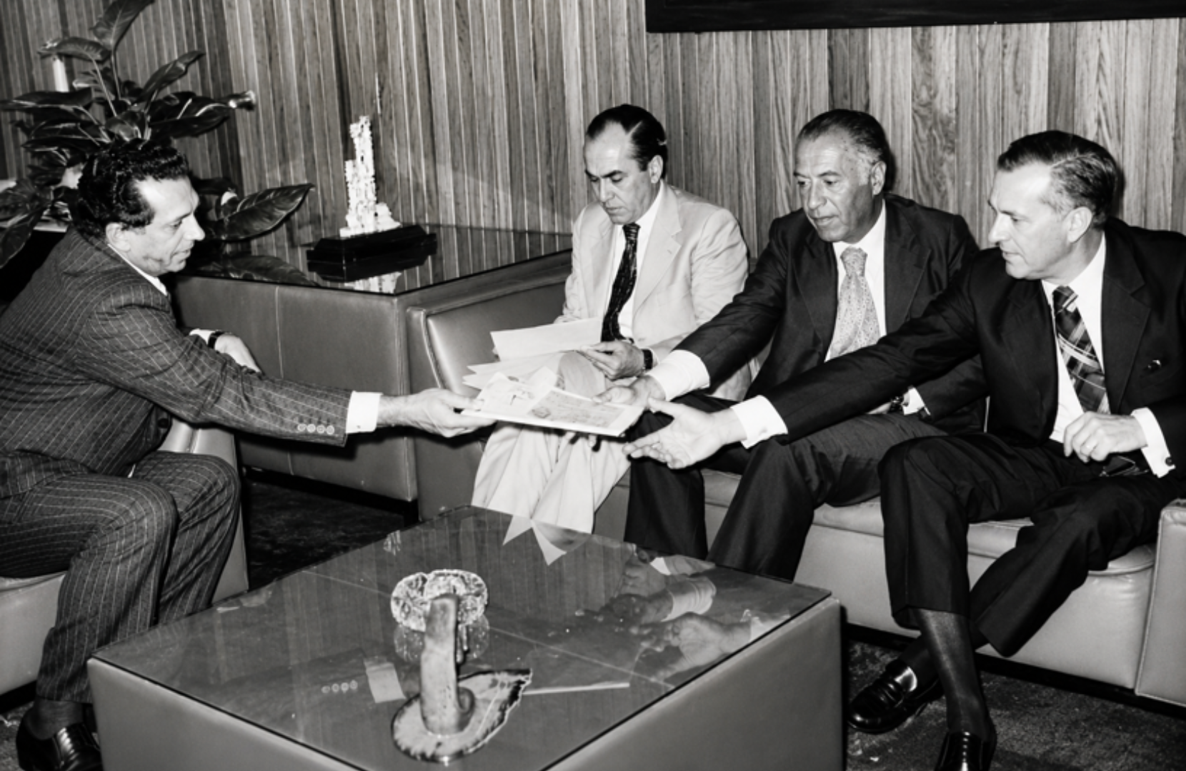 1.	César Cals, ministro das Minas e Energia, recebe visita do almirante argentino Castro Madera, presidente da Comissão Nacional de Energia Atômica da Argentina, em Brasília, DF, em 28 de janeiro de 1980. Acervo: Arquivo Nacional do Brasil/Fundo Agência Nacional Brasil/BR RJANRIO EH.0.FOT, EVE.14712.