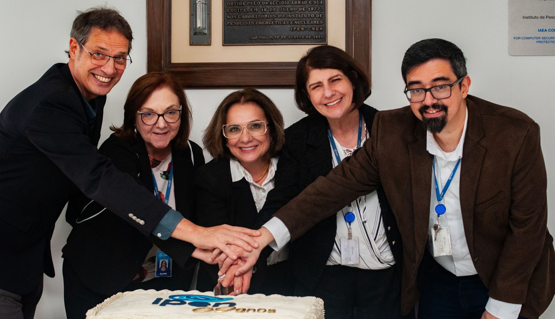 Diretoria do IPEN corta o bolo de aniversário do instituto