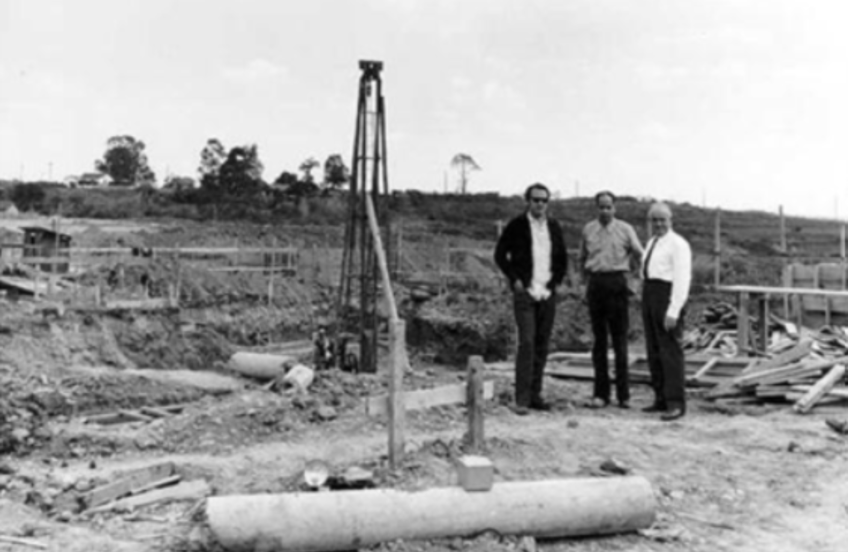 [Imagem: Início da construção do segundo edifício da Engenharia Química, em 1972. No meio, Alcídio Abraão, acompanhado pelo superintendente do IEA, Rômulo Ribeiro Pieroni (de gravata). Acervo: IPEN.]